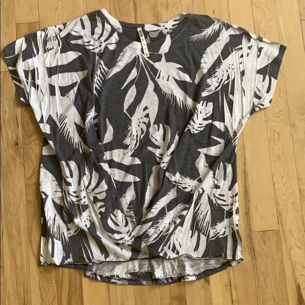 Fun palm wrap front tee
